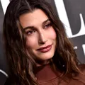 Hailey Bieber și „blurred lips”: machiajul discret care a cucerit vedetele în 2026