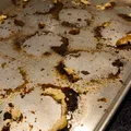 Cum cureți natural o tavă de copt plină de depuneri. Scapi de textura lipicioasă și aspectul îngălbenit fără produse agresive