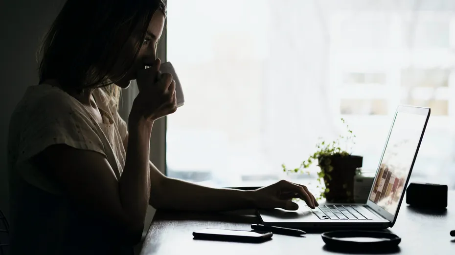 Cafeina nu înlocuiește somnul! Deprivarea de somn afectează performanțele de lucru