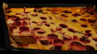 Desertul aromat din Ardeal care face furori! Cum se pregătește lichiu cu prune și cremă de smântână