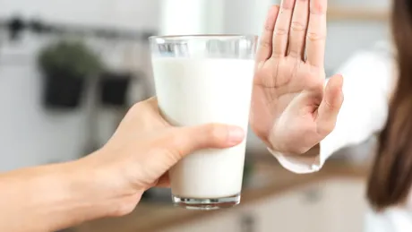 Semne că ai intoleranță la lactoză – cum recunoști că lactatele nu-ți fac bine