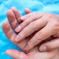 Un semn discret la vârful degetelor poate avertiza asupra unor boli pulmonare grave. Medicii explică ce trebuie să observi