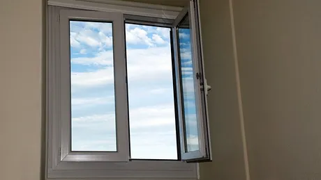 Se poate găuri termopanul? Ce spun experții că trebuie să faci, fără să strici tâmplăria