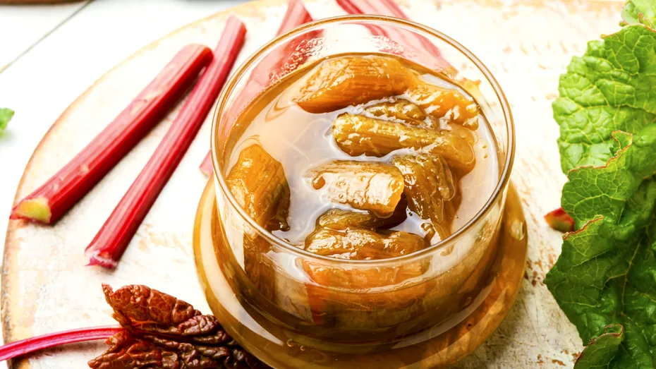 Dulceață de rubarbă cu puține calorii, din 4 ingrediente. Reţeta lui Jamie Oliver