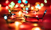 Ce trebuie să știi despre luminițele de Crăciun. Ce se poate întâmpla dacă le lași aprinse toată noaptea?