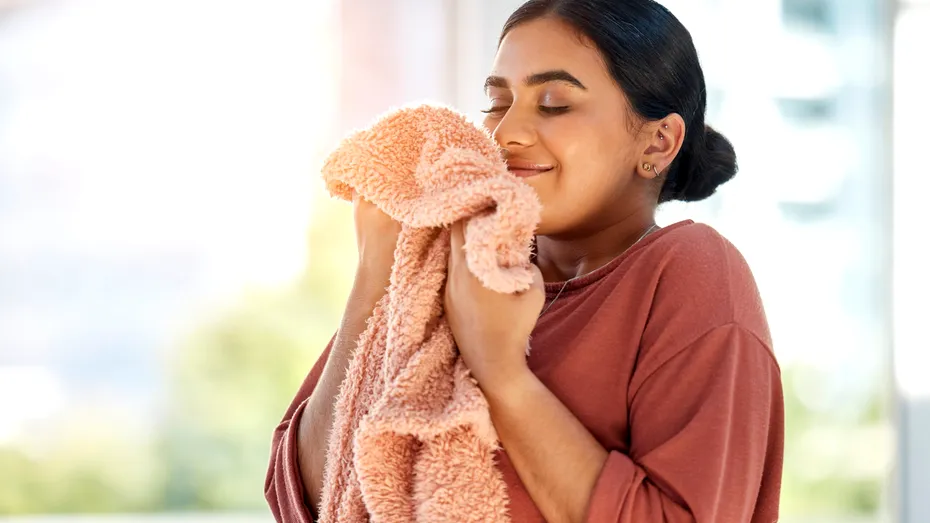 Ingredientul banal pe care să îl pui în mașina de spălat pentru un miros mai proaspăt. Costă doar 3 lei și poate înlocui cu succes balsamul de rufe