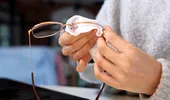 Cum să-ți păstrezi lentilele ochelarilor mereu curate. Trucul care te ajută să le ai fără pete și zgârieturi