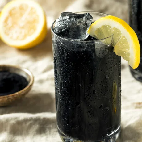 Limonada neagră, băutura care a cucerit internetul. Ajută la eliminarea toxinelor din organism și poate susține procesul de slăbire