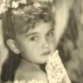 Imagine virală cu o legendă a muzicii românești. O recunoști pe fetița din fotografie?