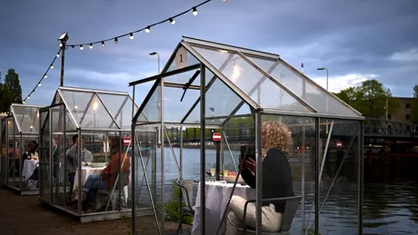 Cum arată un restaurant din Amsterdam care respectă măsurile de distanţare socială pentru protecţia clienţilor împotriva COVID-19