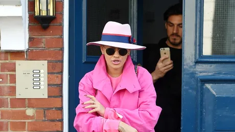 Rita Ora, ținute colorate de toamnă care să te inspire