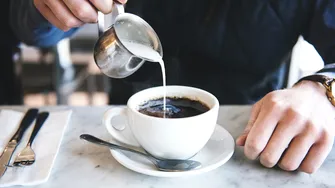 Ce beneficiu ar putea avea un strop de lapte în cafea?