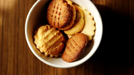 De ce biscuiții au găuri: motivul ascuns pentru care gustarea ta rămâne plată și crocantă