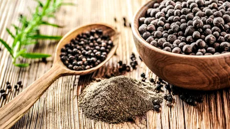 De ce să pui piper negru în vasul de toaletă. Trucul care e de mare ajutor pentru oricine