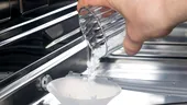 La cât timp se pune sare în mașina de spălat vase? Cum se adaugă corect și de ce e importantă