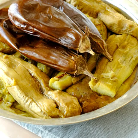 Cum coci vinetele ca să nu se mai înnegrească! Metoda corectă folosită de gospodine pentru o salată de vinete albă și cremoasă