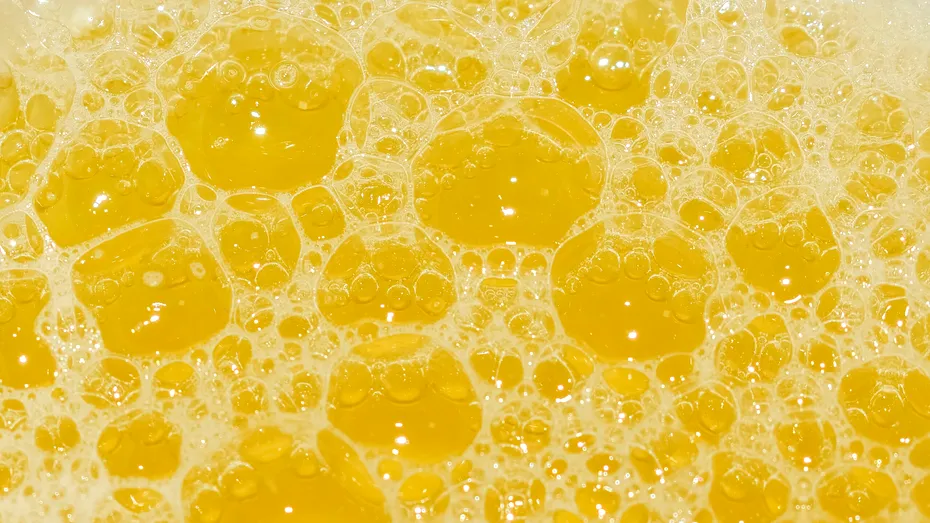 Primul semn că nu bei destulă apă se vede în toaletă! 10 indicii pe care ți le dă corpul când ești deshidratată