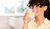 Trebuie să bei apă imediat după trezire? Ce spun experții despre acest obicei