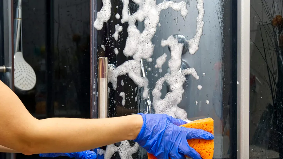 Cum cureți cabina de duș rapid, fără chimicale! Sfaturi care chiar funcționează în orice locuință