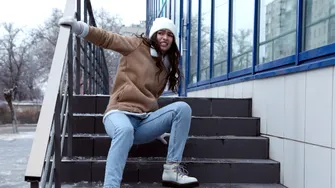 Cum să nu mai aluneci pe scările înghețate în sezonul rece!