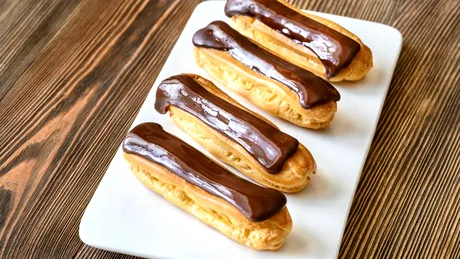Rețetă de eclere, explicată în detaliu. Cum se fac cojile, crema de vanilie și glazura de ciocolată