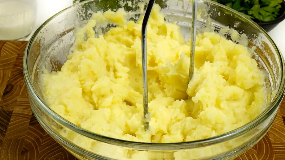 Ce să pui în piureul de cartofi să nu mai iasă uscat. Trucul pentru un piure reușit