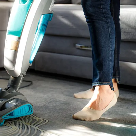 Motivul pentru care unele gospodine pun sare pe covor. Trucul simplu care îți poate salva casa!