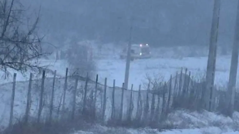 O tânără a născut acasă, după ce ambulanţa care venise să o preia a rămas blocată în nămeți