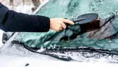 Șoferii trebuie să știe asta! Cele mai sigure și rapide metode de a scăpa de gheața de pe parbriz iarna