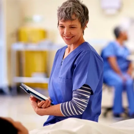 Ce salariu are o asistentă medicală în 2026, la stat VS în sistemul medical