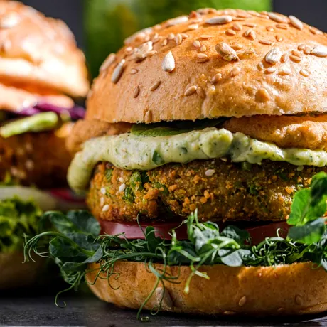 Rețeta pentru burgeri de post. Ies suculenţi şi delicioşi, chiar mai buni decât cei cu carne