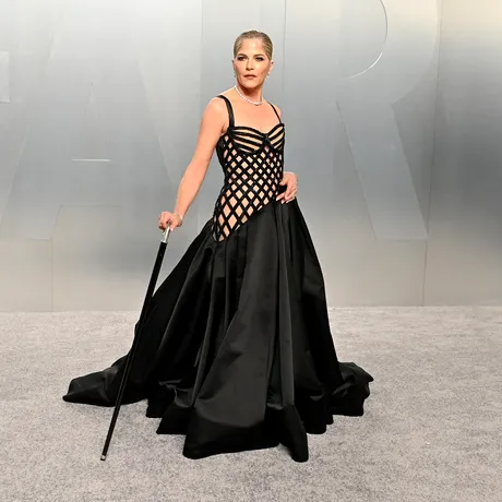 Boala de care suferă actrița care a apărut în baston la Oscar 2026. A inspirat eleganță și putere