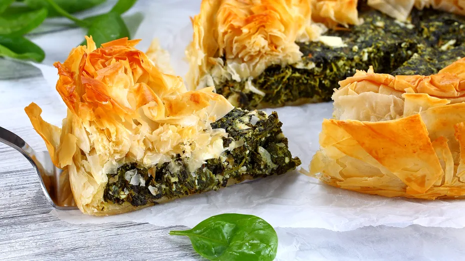 Rețetă de spanakopita, plăcintă grecească cu spanac și brânză feta