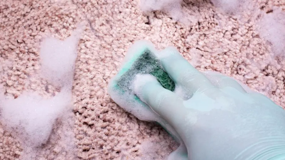 Produsul pentru bebeluși cu care poți face curățenie în toată casa. Trucul neașteptat pentru curățarea petelor de pe covoare, mochete și tapițerie