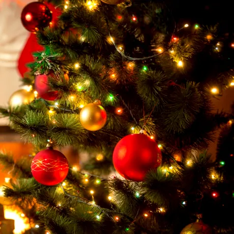 Pericol sau economie? Ce se întâmplă dacă lași luminițele de Crăciun aprinse peste noapte