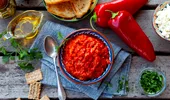 Rețetă ajvar. Cum prepari acasă celebra pastă sârbească din ardei copți și vinete