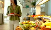 Cum te bucuri de mesele all-inclusive fără excese. Trucuri simple ca să nu mănânci mai mult decât ai nevoie