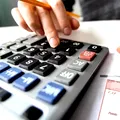 580 lei mai puțin la pensie, în fiecare lună, pentru pensionarii din România. Acesta este calculul complet