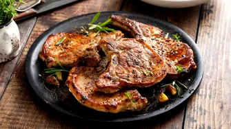 Cum pregătești porc cu usturoi, o rețetă veche din 1970. E un adevărat deliciu
