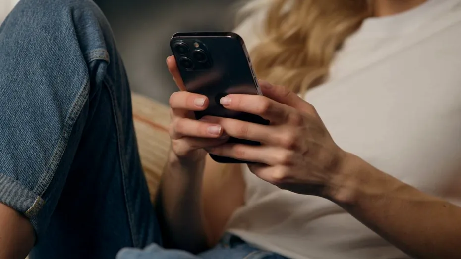 Persoanele care preferă mesajele în locul apelurilor telefonice nu evită comunicarea cu alți oameni! De ce se protejează