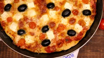 Cum gătesc grecii pizza. Ingredientul care face diferența