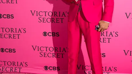 Și bărbații poartă roz! Bărbați celebri în ținute roz, pe covorul roșu