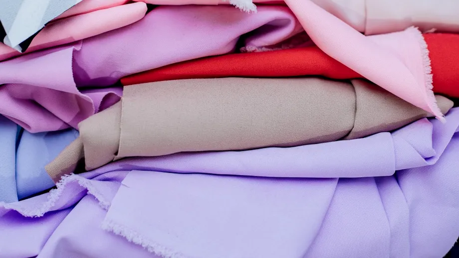 Cum să speli corect hainele din poliester. Sfaturile care te ajută să îți păstrezi garderoba ca nouă