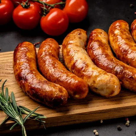 Metoda simplă pentru cârnați perfecți și fără să plesnească — gătește-i suculenți și uniform