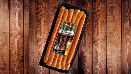 Cârnați Grătărescu la cuptor cu varză călită și mămăligă cremoasă