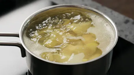Ce să pui în apa în care fierbi cartofii. Ingredientul care previne sfărâmarea cartofilor