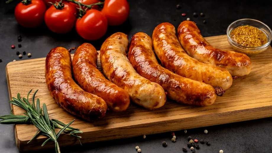 Metoda simplă pentru cârnați perfecți și fără să plesnească — gătește-i suculenți și uniform