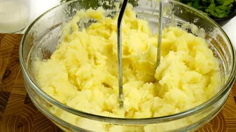 Ce să pui în piureul de cartofi să nu mai iasă uscat. Trucul pentru un piure reușit