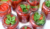Ardei copți pentru iarnă. Rețeta simplă pentru o conservă gustoasă, cu un ingredient care face diferența