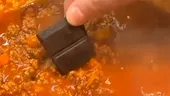 Motivul pentru care celebrele „nonas” din Italia adaugă o bucățică de ciocolată în sosul Bolognese pentru paste